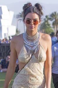 https://image.sistacafe.com/w200/images/uploads/content_image/image/167016/1469504644-summer-accessories-trend-round-sunglasses-kendall-jenner.jpg