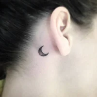 https://image.sistacafe.com/w200/images/uploads/content_image/image/168305/1469634484-Black-Ink-Half-Moon-Tattoo-On-Girl-Right-Behind-The-Ear.jpg