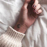 https://image.sistacafe.com/w200/images/uploads/content_image/image/168326/1469637046-Simple-Moon-Tattoo-on-Hand.jpg