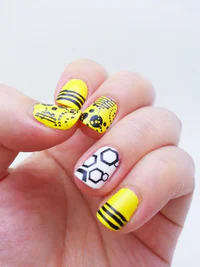https://image.sistacafe.com/w200/images/uploads/content_image/image/169016/1469701657-bumble_bee_nails_by_smallcreationsbymel-d7e3vob.jpg