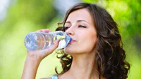 https://image.sistacafe.com/w200/images/uploads/content_image/image/16922/1436784489-HGOT092_woman-drinking-water_FS.jpg