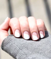https://image.sistacafe.com/w200/images/uploads/content_image/image/170491/1469979552-White-Nail-Art-Idea-With-Negative-Space.jpg