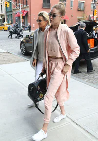 https://image.sistacafe.com/w200/images/uploads/content_image/image/170657/1470017725-gigi-hadid-street-style-out-in-new-york-city-4-11-2016-7.jpg