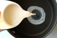 https://image.sistacafe.com/w200/images/uploads/content_image/image/170848/1470027826-1-pouring-milk.jpg