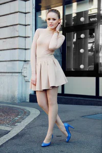 https://image.sistacafe.com/w200/images/uploads/content_image/image/173693/1470207722-1.-nude-dress-with-lavender-heels.jpg