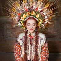 https://image.sistacafe.com/w200/images/uploads/content_image/image/174406/1470239358-traditional-ukrainian-crowns-treti-pivni-15-57985bc9d81f7__605.jpg