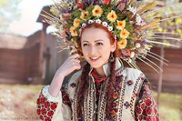 https://image.sistacafe.com/w200/images/uploads/content_image/image/174421/1470239468-traditional-ukrainian-crowns-treti-pivni-45-57985c24680df__605.jpg