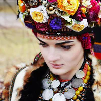 https://image.sistacafe.com/w200/images/uploads/content_image/image/174423/1470239499-traditional-ukrainian-crowns-treti-pivni-18-57985bd57644d__605.jpg