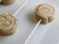 https://image.sistacafe.com/w200/images/uploads/content_image/image/17607/1436867204-Kid-Lunch-Ideas-Tortilla-Pinwheel-Lollipops-8.jpg