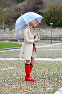 https://image.sistacafe.com/w200/images/uploads/content_image/image/176104/1470383121-5.-trench-coat-with-rain-boots.jpg