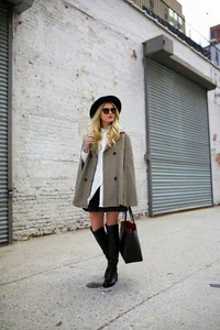 https://image.sistacafe.com/w200/images/uploads/content_image/image/176108/1470383164-5.-chic-coat-with-rain-boots.jpg