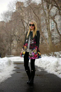 https://image.sistacafe.com/w200/images/uploads/content_image/image/176113/1470383215-1.-skinny-jeans-and-floral-coat-with-rain-boots.jpg