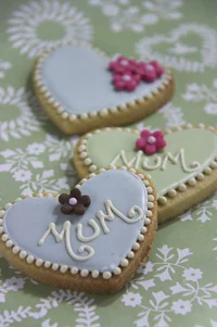 https://image.sistacafe.com/w200/images/uploads/content_image/image/176793/1470715338-mum-and-flower-heart-iced-biscuits-web.jpg