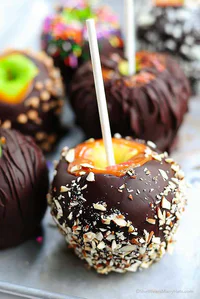 https://image.sistacafe.com/w200/images/uploads/content_image/image/179773/1470839430-chocolate-caramel-apples-5new.jpg
