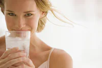 https://image.sistacafe.com/w200/images/uploads/content_image/image/179808/1470847299-woman-drinking-glass-of-water.jpg