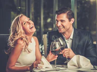 https://image.sistacafe.com/w200/images/uploads/content_image/image/181235/1471087603-bigstock-Cheerful-couple-in-a-restauran-675146442.jpg