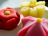 https://image.sistacafe.com/w200/images/uploads/content_image/image/181863/1471183811-AD-Cute-Japanese-Sweets-Wagashi-58.jpg
