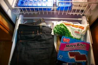 https://image.sistacafe.com/w200/images/uploads/content_image/image/183512/1471341658-Leave-your-jeans-overnight-in-the-freezer-to-make-them-smell-better.jpg