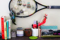 https://image.sistacafe.com/w200/images/uploads/content_image/image/183536/1471342317-A-tennis-or-badminton-racket-is-a-creative-way-to-hang-your-jewelry.jpg