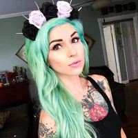 https://image.sistacafe.com/w200/images/uploads/content_image/image/186349/1471586902-Pastel-Green-Dyed-Hair-with-Flower-Headband.jpg