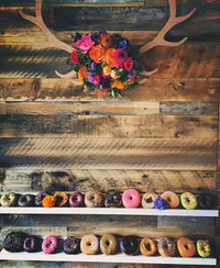 https://image.sistacafe.com/w200/images/uploads/content_image/image/190886/1472057553-donut-wall-wedding-cake-alternative-12-57bc39883678c__700.jpg