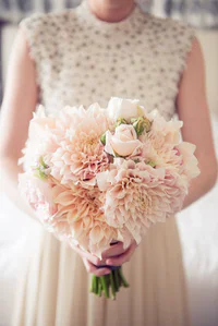 https://image.sistacafe.com/w200/images/uploads/content_image/image/193284/1472353349-blush-Dahlia-Wedding-Bouquet.jpg