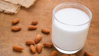 https://image.sistacafe.com/w200/images/uploads/content_image/image/193500/1472379557-642x361-3-Almond_Milk-Almond_Milk_vs_Cow_Milk_vs_Soy_Milk.jpg
