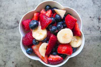 https://image.sistacafe.com/w200/images/uploads/content_image/image/193501/1472380832-berries-banana-fruit-salad-horiz-a-1600.jpg