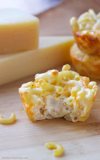 https://image.sistacafe.com/w200/images/uploads/content_image/image/194942/1472530578-mac-n-cheese-bites-hlf-HollysCheatDay.com_.jpg