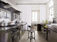 https://image.sistacafe.com/w200/images/uploads/content_image/image/196567/1472653727-good-industrial-kitchen-look-8-grey-industrial-kitchen-1024-x-768.jpg