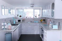 https://image.sistacafe.com/w200/images/uploads/content_image/image/196630/1472658086-home_sweet_home_traditional_style_white_pastel_kitchen.jpg