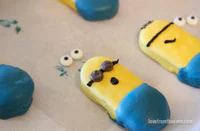 https://image.sistacafe.com/w200/images/uploads/content_image/image/19668/1437474723-Easy-Minion-Cookies-11-650x426.jpg