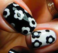 https://image.sistacafe.com/w200/images/uploads/content_image/image/199784/1472901647-black-and-white-nail-designs-41.jpg