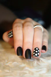 https://image.sistacafe.com/w200/images/uploads/content_image/image/199796/1472901808-black-and-white-nail-designs-2.jpg