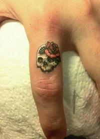 https://image.sistacafe.com/w200/images/uploads/content_image/image/199858/1472904423-30-skull-finger-tattoo.jpg