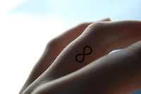 https://image.sistacafe.com/w200/images/uploads/content_image/image/199872/1472904480-10-Infinity-finger-Tattoo.jpg