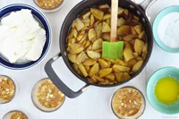 https://image.sistacafe.com/w200/images/uploads/content_image/image/203867/1473308917-caramel-apple-cheesecake-filling-1024x680.jpg