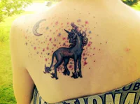 https://image.sistacafe.com/w200/images/uploads/content_image/image/205197/1473403634-unicorn-tattoo-with-the-moon-on-the-back.jpg