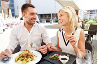 https://image.sistacafe.com/w200/images/uploads/content_image/image/208006/1473751925-Couple-eating-at-modern-restaurant-1024x683.jpg