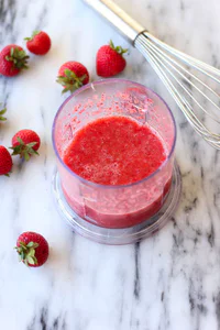 https://image.sistacafe.com/w200/images/uploads/content_image/image/208675/1473827298-strawberry-and-cream-popsicle-recipe-final.jpg