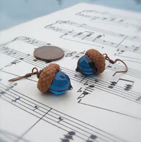 https://image.sistacafe.com/w200/images/uploads/content_image/image/210536/1473999741-glass-acorn-jewelry-necklaces-earrings-bullseyebeads-2-1.jpg
