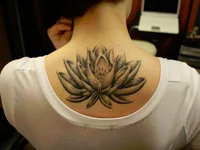 https://image.sistacafe.com/w200/images/uploads/content_image/image/211032/1474043532-Black-and-White-Lotus-Tattoo-for-Girls.jpg