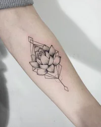 https://image.sistacafe.com/w200/images/uploads/content_image/image/211045/1474045462-lotus-flower-tattoo-design.jpg