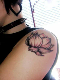 https://image.sistacafe.com/w200/images/uploads/content_image/image/211052/1474046053-Great_small_black-and-white_lotus_flower_tattoo_on_shoulder.jpg.pagespeed.ce.nkPgPQ-5Xf.jpg