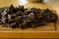 https://image.sistacafe.com/w200/images/uploads/content_image/image/214048/1474390361-chopped-chocolate.jpg