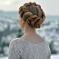 https://image.sistacafe.com/w200/images/uploads/content_image/image/214345/1474430024-7-pull-through-crown-braid.jpg