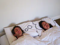 https://image.sistacafe.com/w200/images/uploads/content_image/image/214976/1474486494-cute-couple-pillow-covers-pics-photos-02.jpg