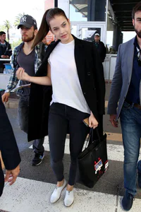 https://image.sistacafe.com/w200/images/uploads/content_image/image/215284/1474531733-barbara-palvin-travel-outfit-airport-in-cannes-5-16-2016-11.jpg