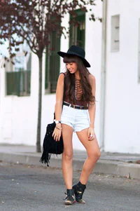 https://image.sistacafe.com/w200/images/uploads/content_image/image/215690/1474558138-lace-up-body_street-style_black-hat-outfit_fringed-bag_festival-look_04.jpg