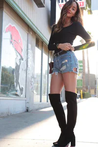 https://image.sistacafe.com/w200/images/uploads/content_image/image/217143/1474779492-Over-The-Knee-Boots-Outfit-11.jpg